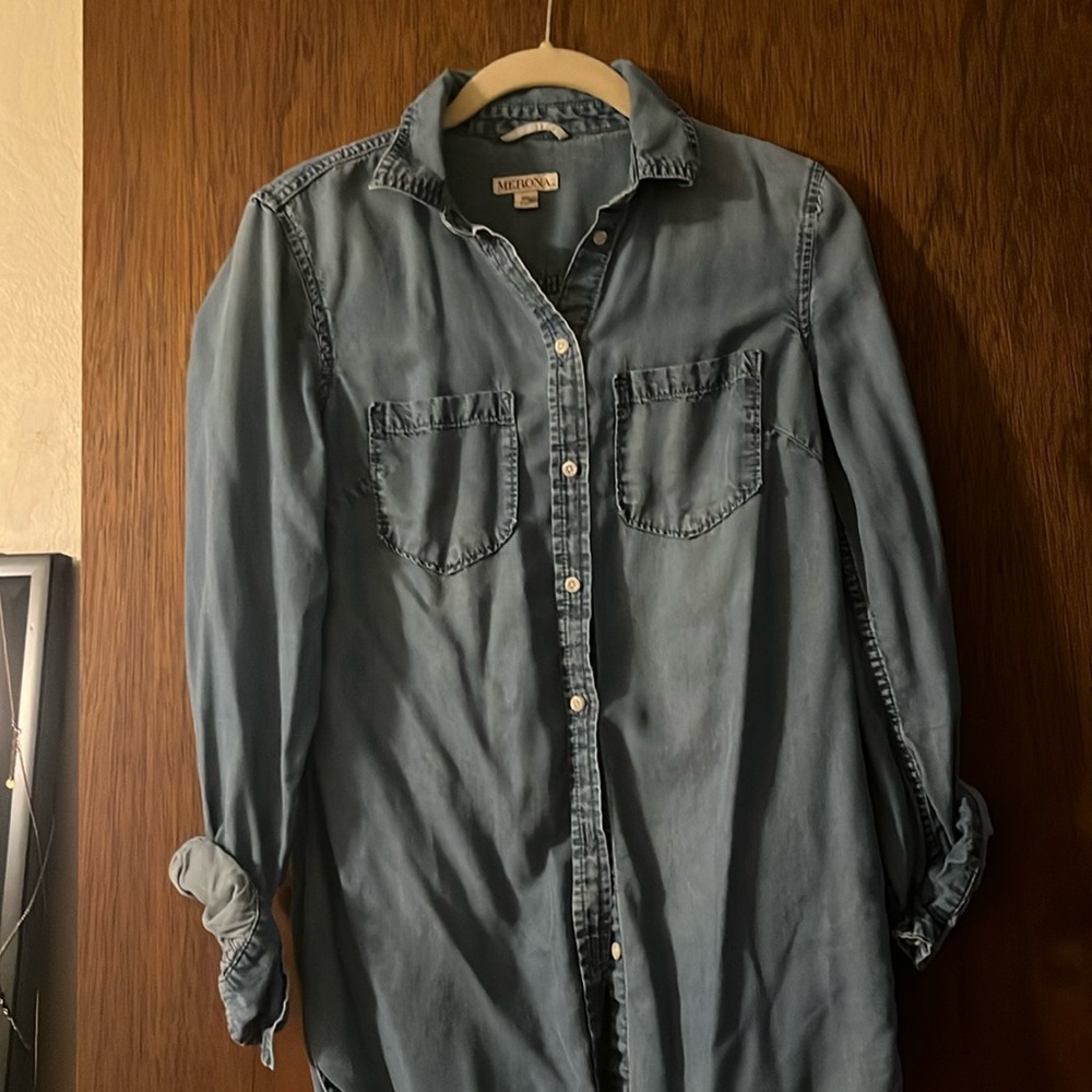 Women’s fitted denim shirt